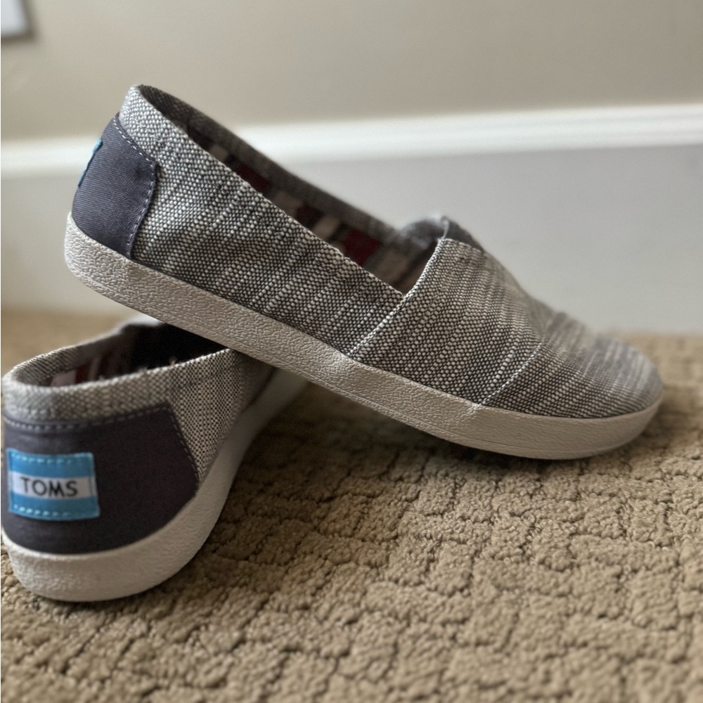 NWOB TOMS slip on shoes size 7.5 7 1/2